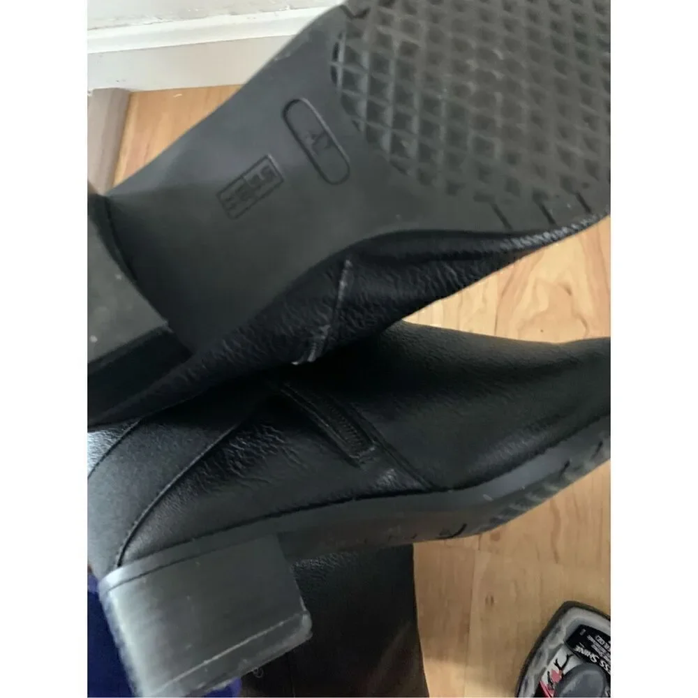 Black riding boots, size 9.5with expendable calf
